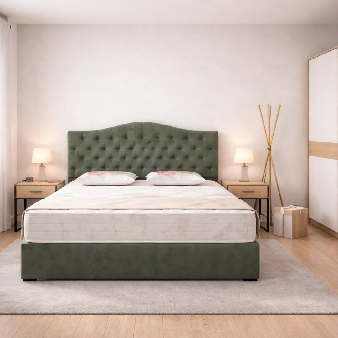 Quarto com cama vestida e luz suave